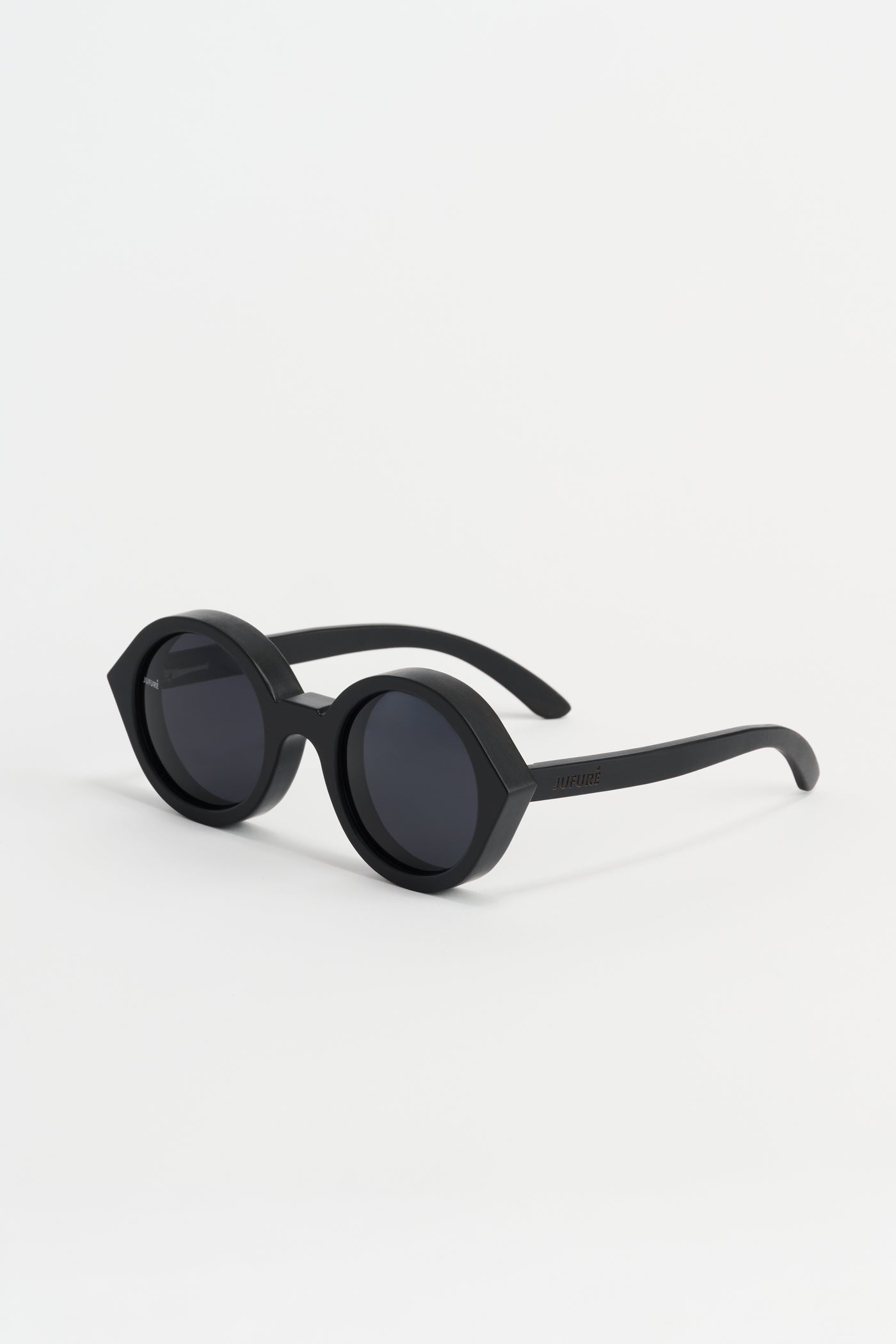 Nyakalaso | Black Lens