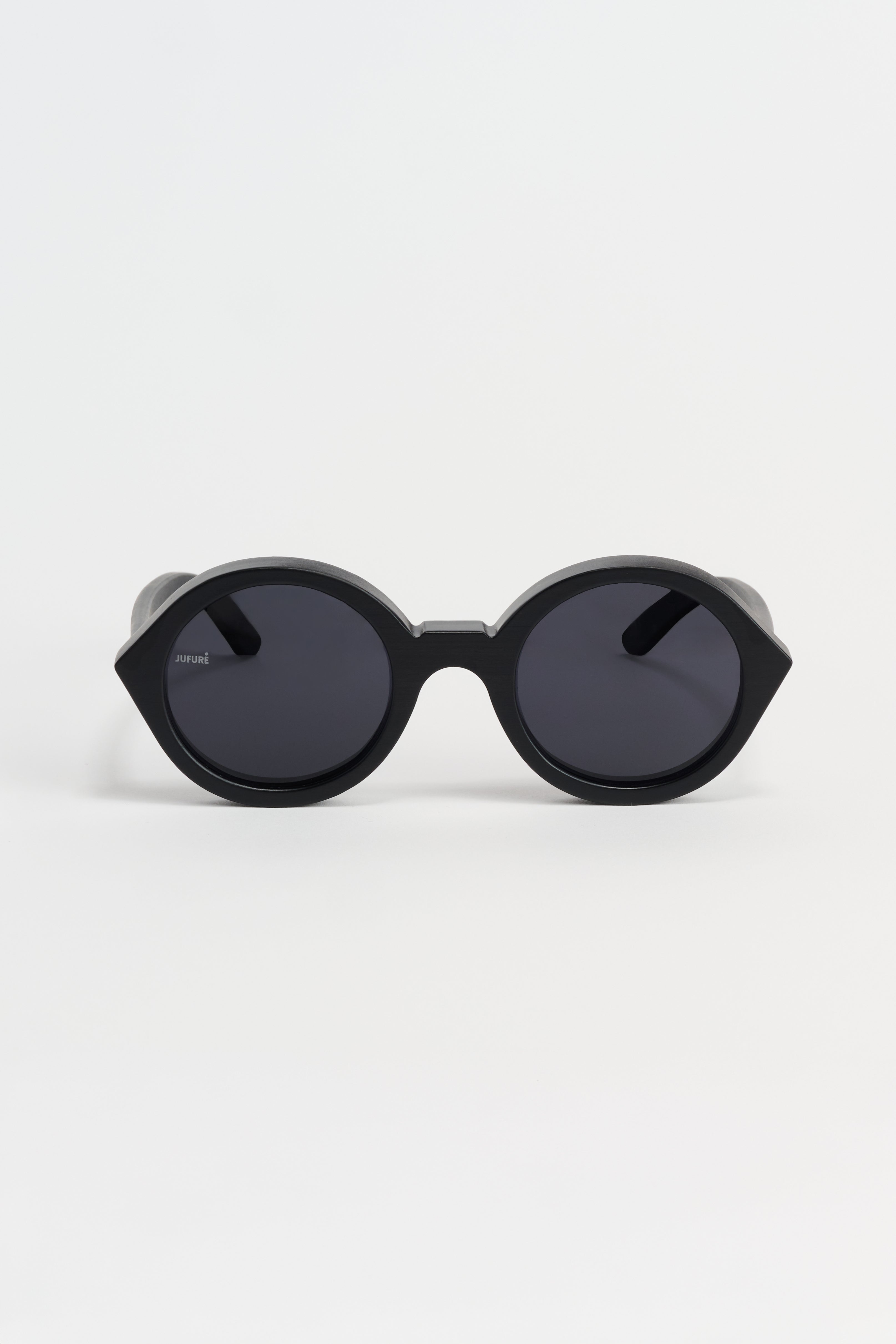 Nyakalaso | Black Lens