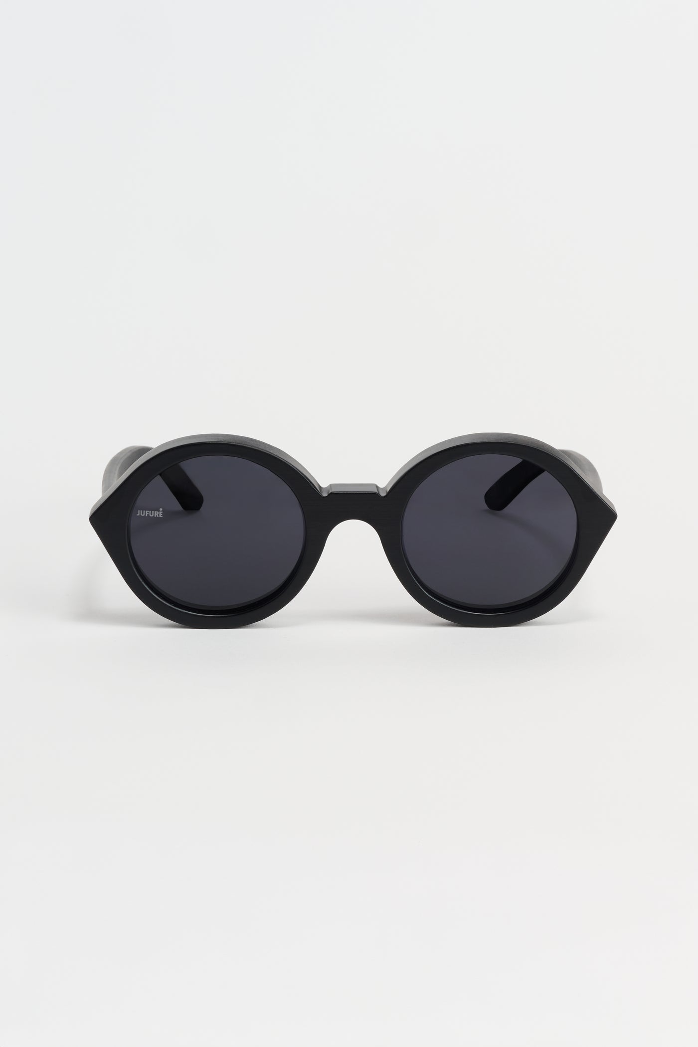 Nyakalaso | Black Lens
