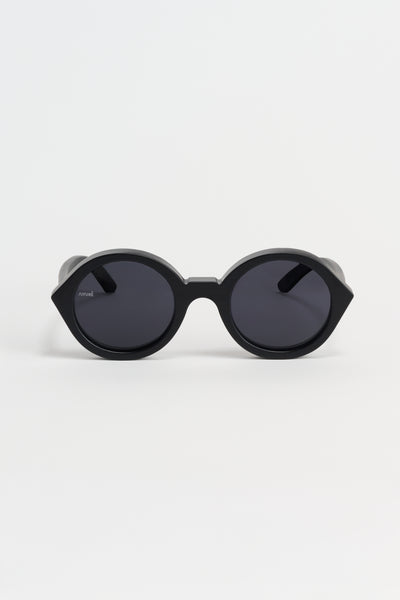 Nyakalaso | Black Lens