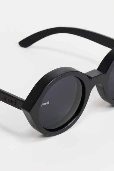 Nyakalaso | Black Lens