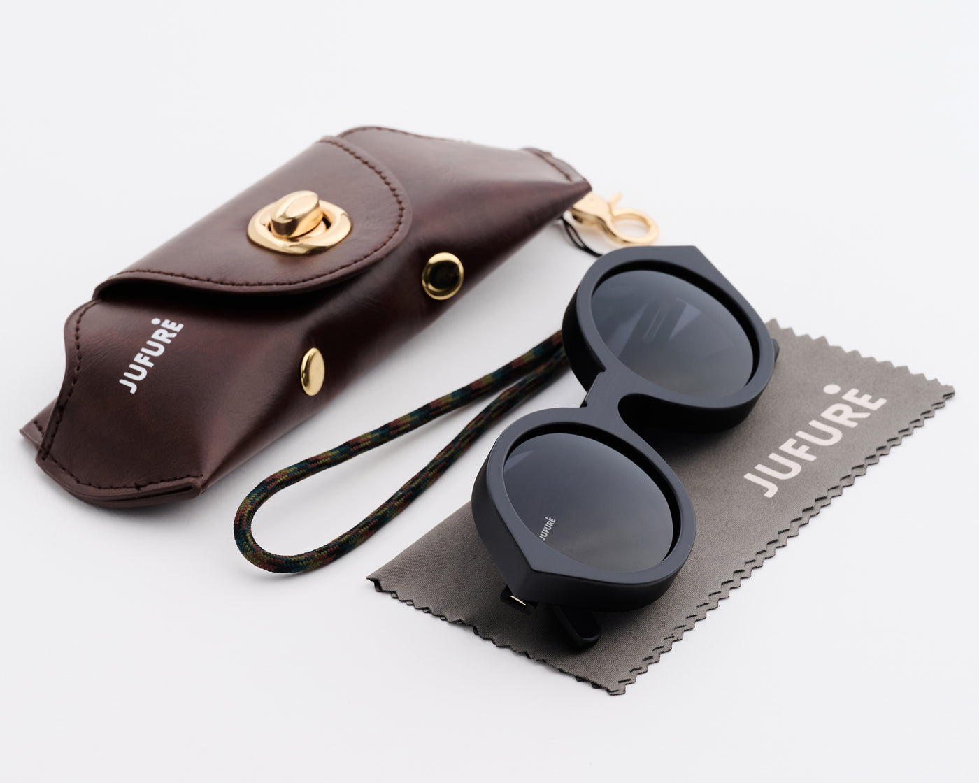 Nyakalaso | Black Lens