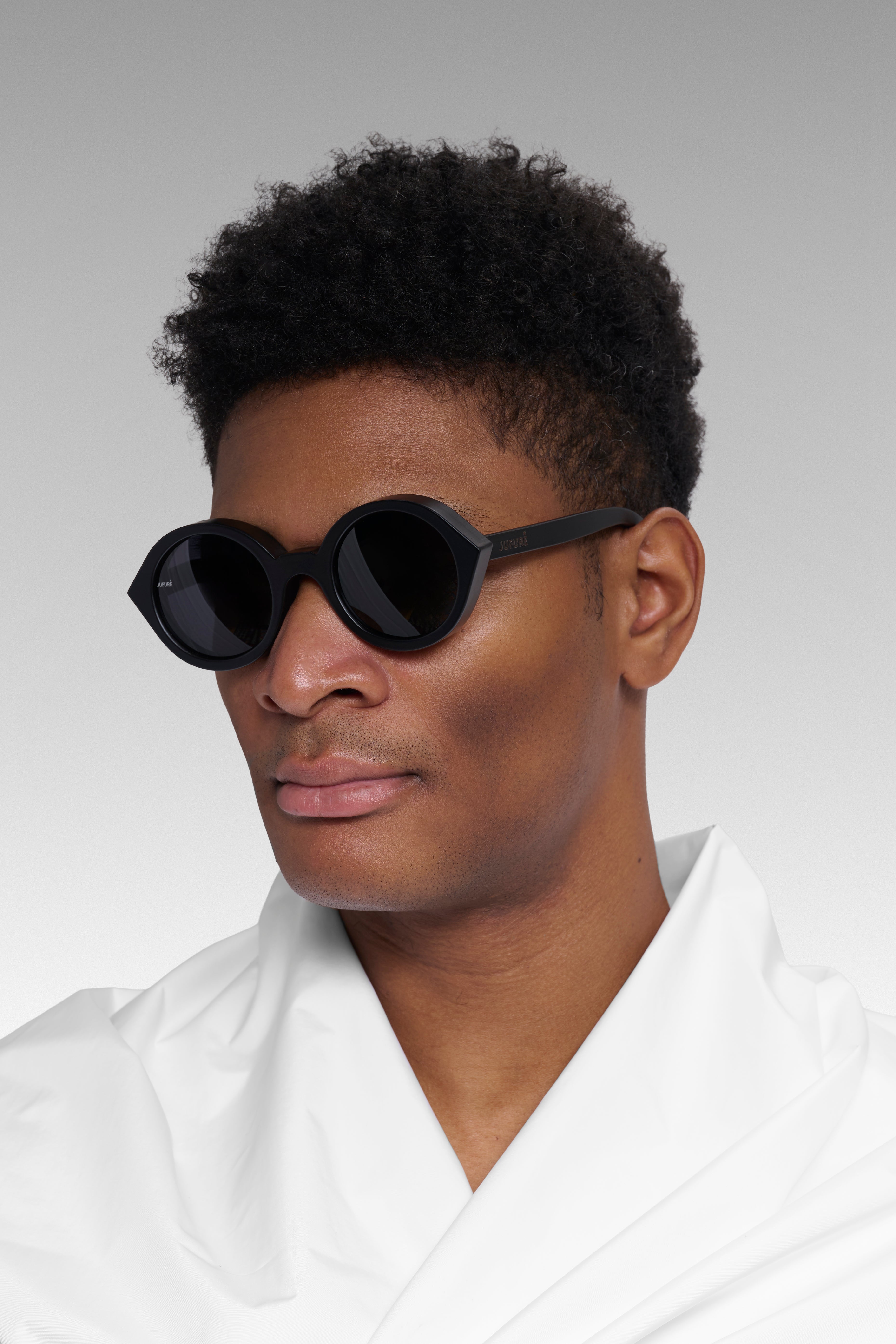 Nyakalaso | Black Lens